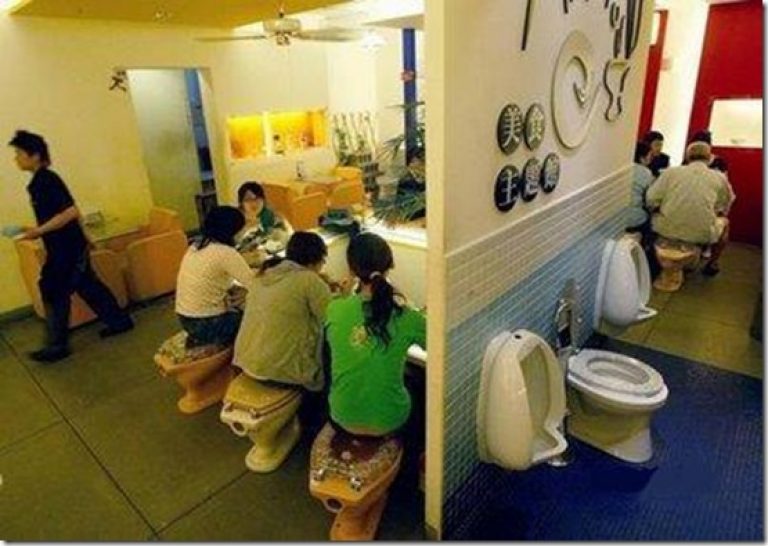 В туалете японского ночного клуба