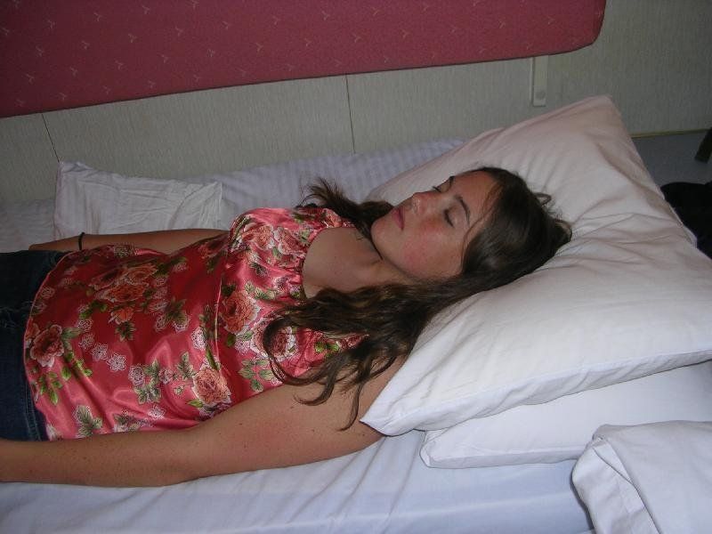 Зрелая любовница лежит голой на кровате фото