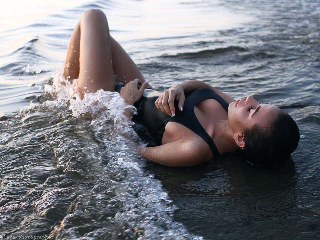 Жена в бикини купается на пляже фото