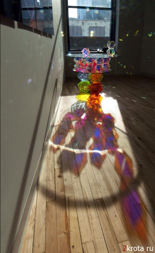 Настоящий шедевр: Стеклянный сверкающий стол (14 фото)
