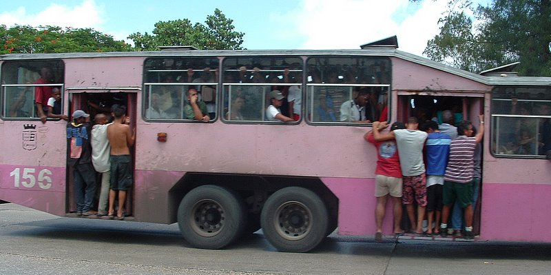 Автобусный парк на Кубе (10 фото) .